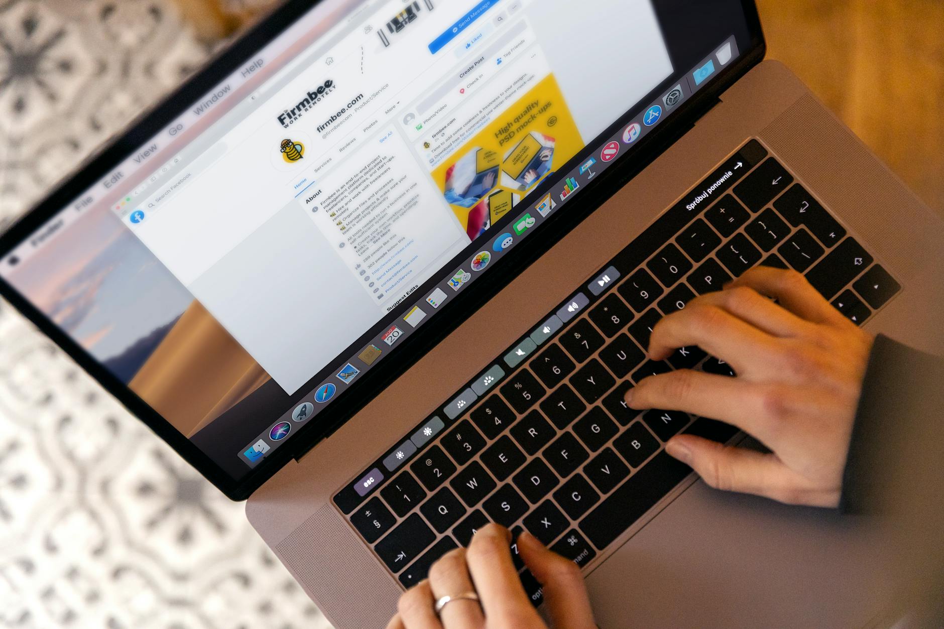 Osoba pisząca maila z CV na laptopie przy biurku