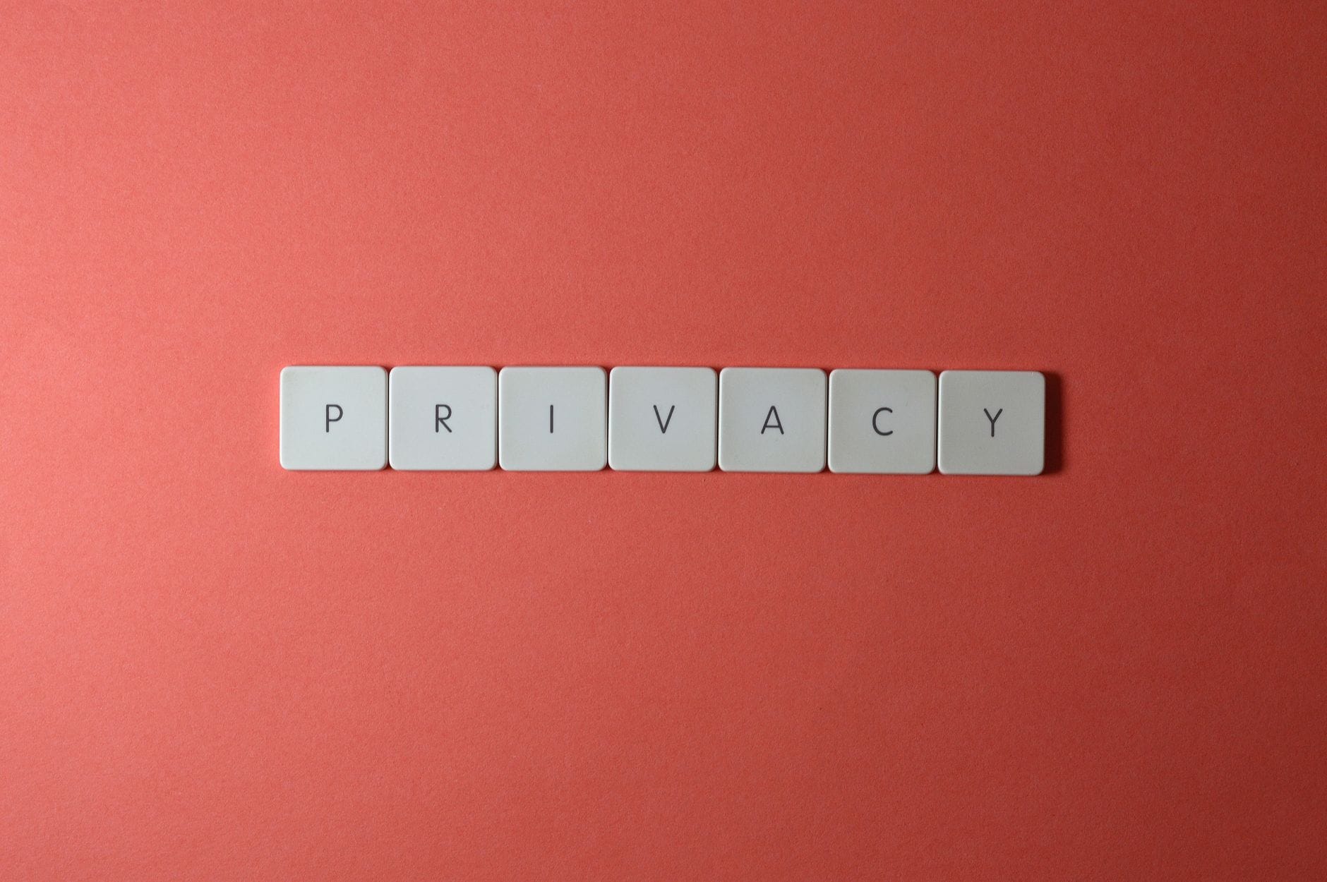 Literki układające słowo privacy na czerwonym tle